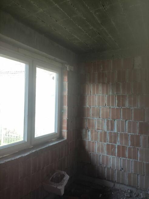 Jednopiętrowy dom z cegły wraz z dużym garażem