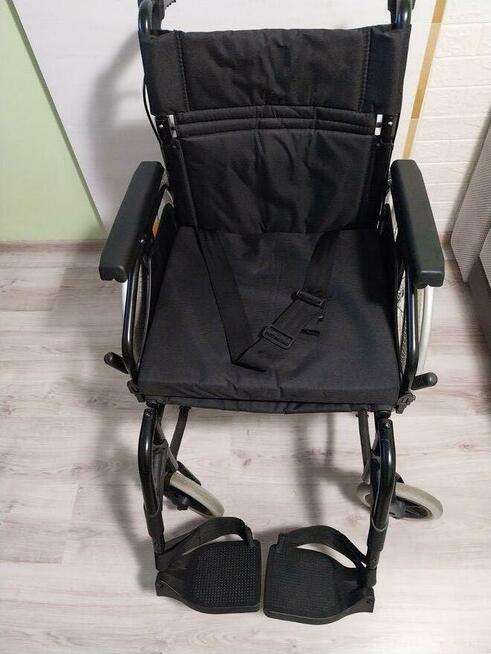 Wózek inwalidzki dla osoby dorosłej.