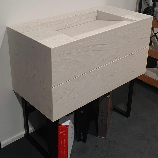 Szafka łazienkowa ze zintegrowaną umywalką liniową na wymiar