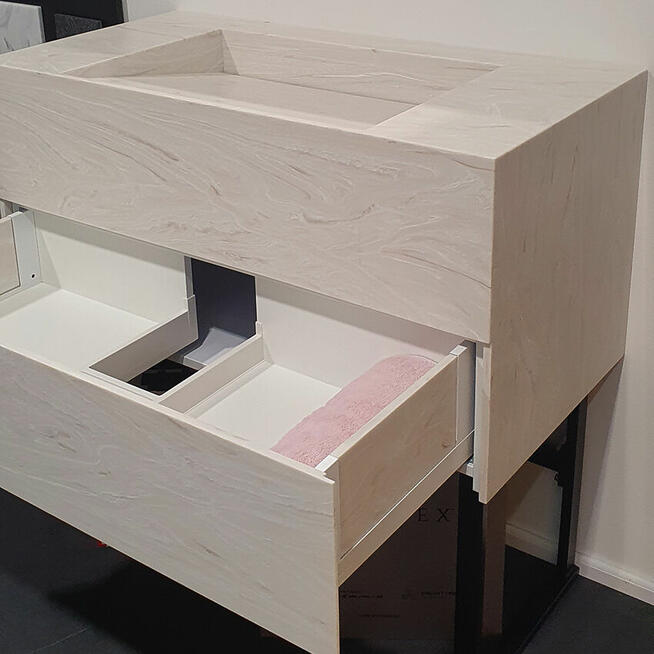 Szafka łazienkowa ze zintegrowaną umywalką liniową na wymiar