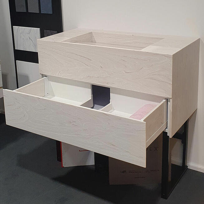 Szafka łazienkowa ze zintegrowaną umywalką liniową na wymiar