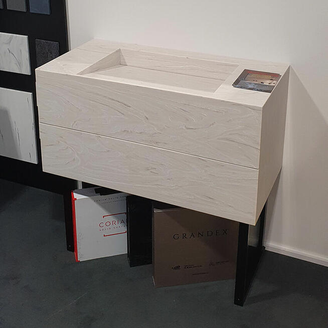 Szafka łazienkowa ze zintegrowaną umywalką liniową na wymiar