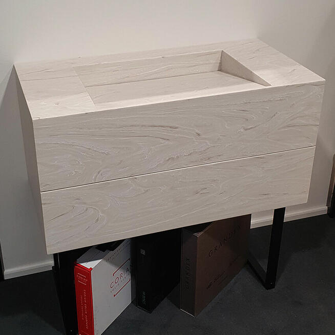 Szafka łazienkowa ze zintegrowaną umywalką liniową na wymiar