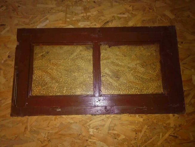 Okno strychowe z ramą opuszczane ryglowane drewnia