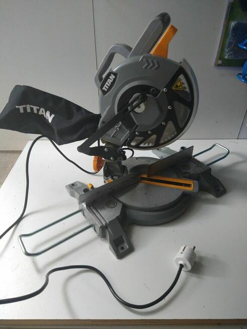 Pilarka tarczowa ukosnica krajzega przecinarka.