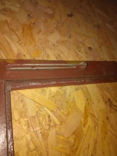 Okno strychowe z ramą opuszczane ryglowane drewnia