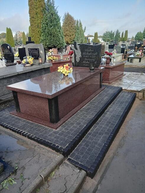 Układanie Kostki przy pomniku