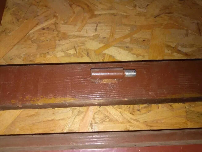 Okno strychowe z ramą opuszczane ryglowane drewnia