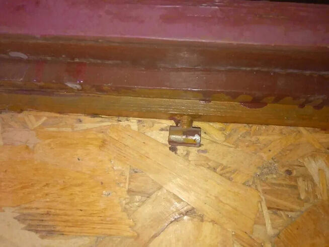 Okno strychowe z ramą opuszczane ryglowane drewnia