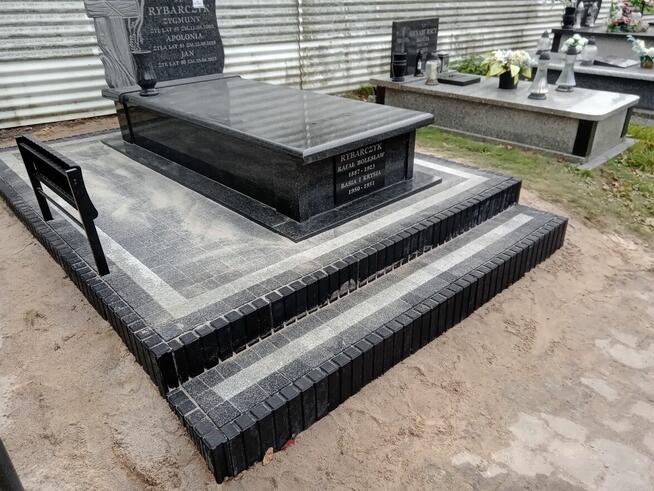 Układanie Kostki przy pomniku