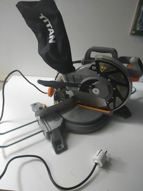 Pilarka tarczowa ukosnica krajzega przecinarka.