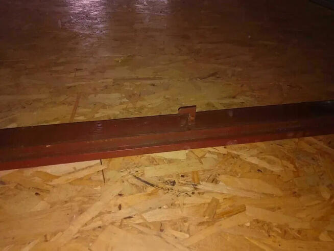 Okno strychowe z ramą opuszczane ryglowane drewnia