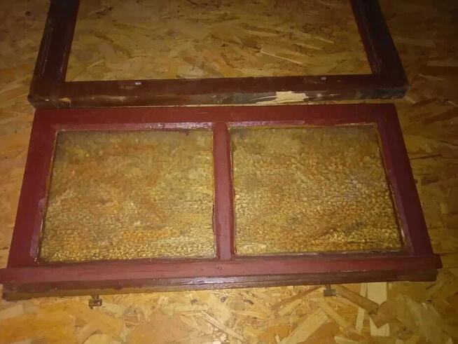 Okno strychowe z ramą opuszczane ryglowane drewnia