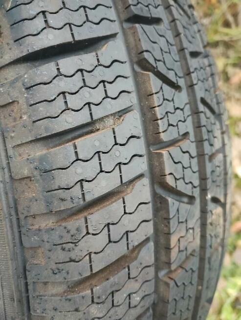 Opony zimowe Pirelli 205/70R 15C (nowe)