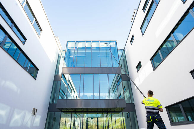 Mycie dachów, elewacji, kostki, przeszkleń na wysokości