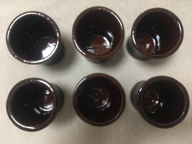 PRL stare kieliszki porcelit kamionka brązowe