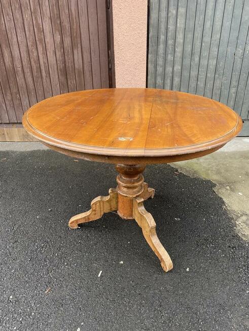 duży drewniany okrągły stół