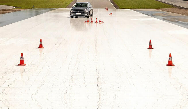 KURS PRAWA JAZDY KAT B+ SZKOLENIE NA PŁYCIE POŚLIZGOWEJ