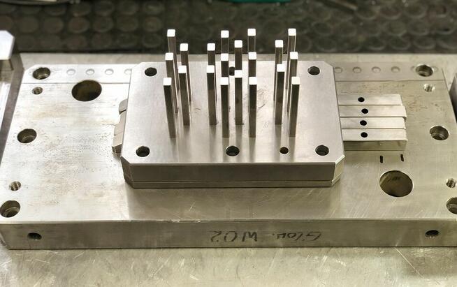 OBRÓBKA ELEKTROEROZYJNA WEDM |Wykrojniki, tłoczniki, Stemple