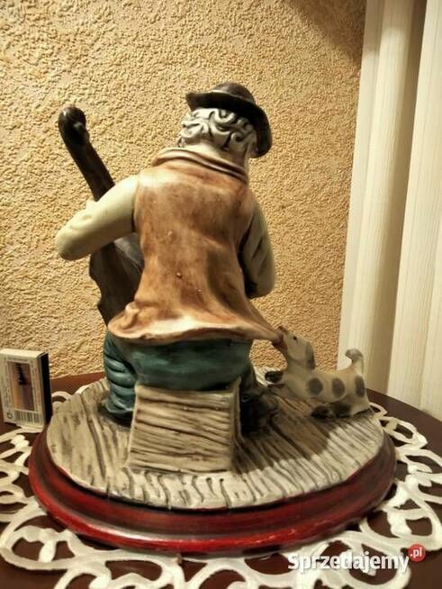 Duża.Włoska figura Kontrabas, muzykant.