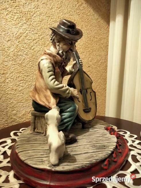 Duża.Włoska figura Kontrabas, muzykant.