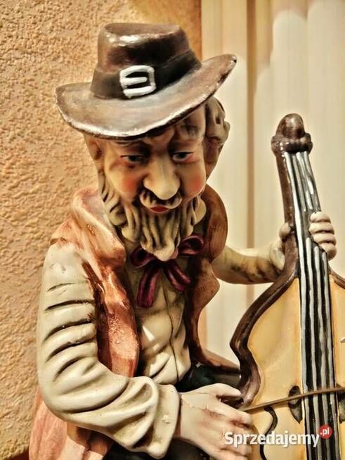 Duża.Włoska figura Kontrabas, muzykant.