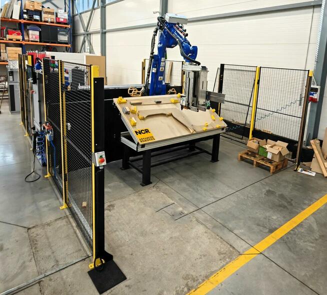 Robot do zbijania stelaży meblowych NC-R ADVANCED ROBOTICS