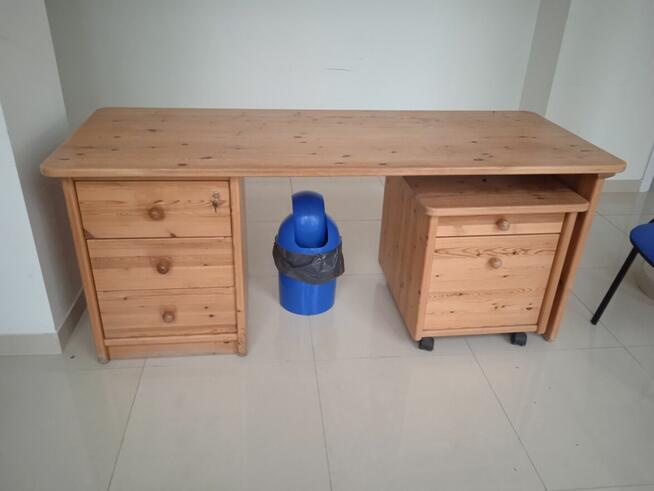 Sprzedam używane biurko z litego drewna w dobrym stanie
