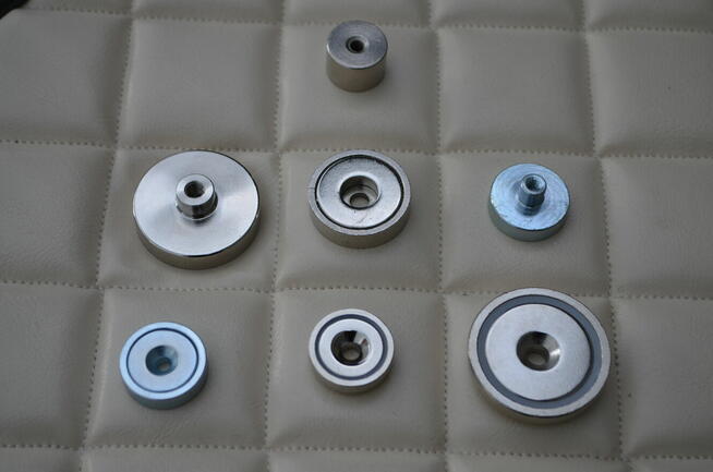 Magnes neodymowy pod wkręt stożek w obudowie A 20 uchwyt