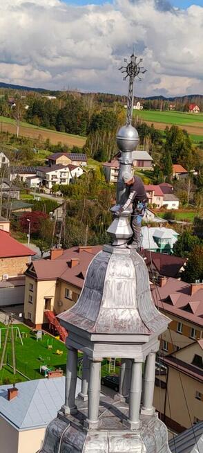 Malowanie dachów pokrytych dachówką, blachą, gontem.