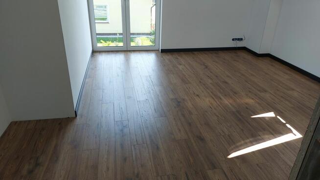 Układanie montaż Paneli podłogowych i Deski warstowej