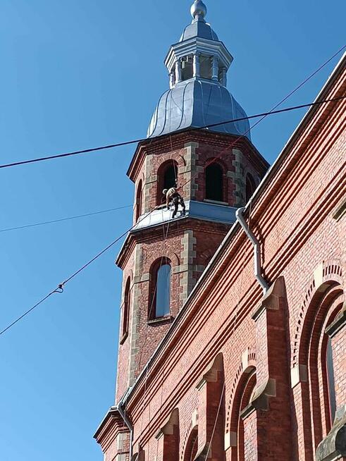 Malowanie dachów pokrytych dachówką, blachą, gontem.