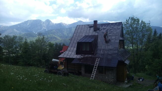 Malowanie dachów pokrytych dachówką, blachą, gontem.