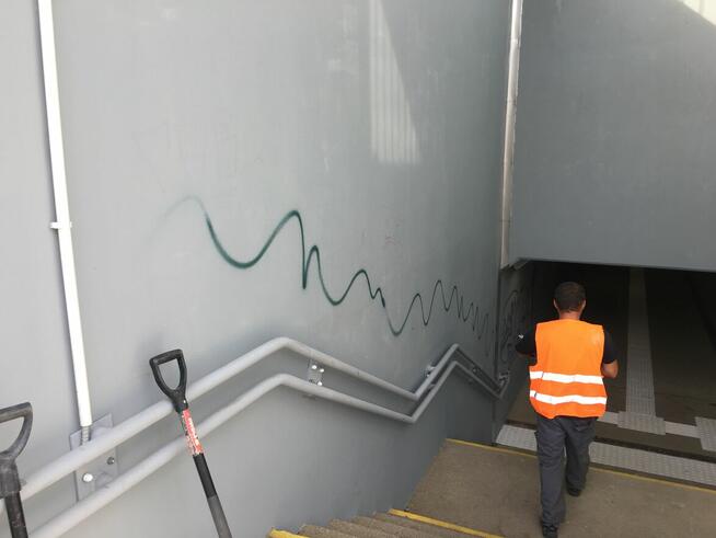 Malowanie dachów pokrytych dachówką, blachą, gontem.