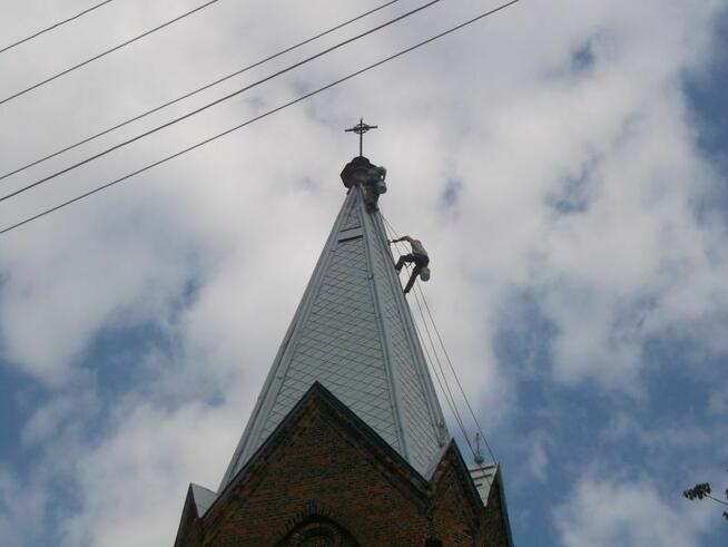 Malowanie dachów pokrytych dachówką, blachą, gontem.
