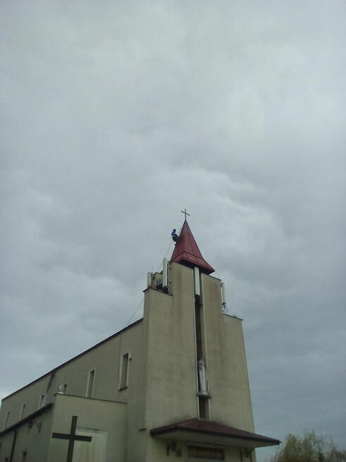 Malowanie dachów pokrytych dachówką, blachą, gontem.