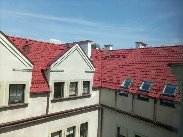 Malowanie dachów pokrytych dachówką, blachą, gontem.