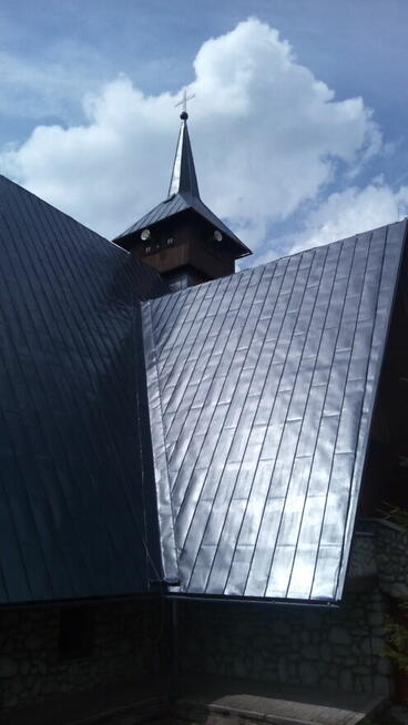 Malowanie dachów pokrytych dachówką, blachą, gontem.