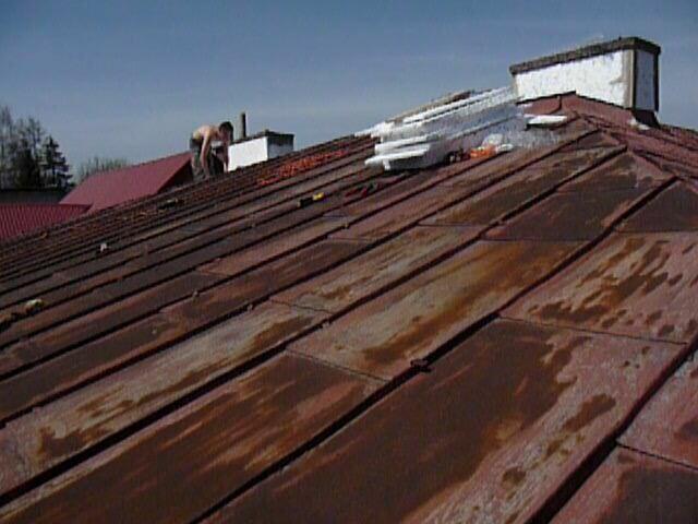 Malowanie dachów pokrytych dachówką, blachą, gontem.