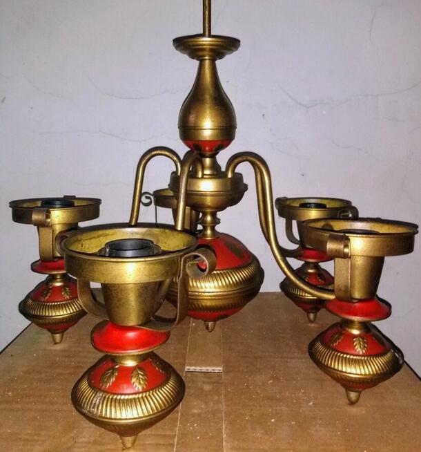 Zabytkowy żyrandol.