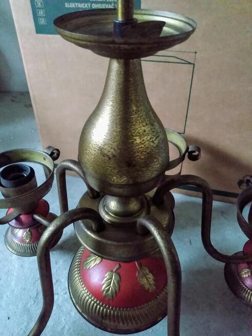 Zabytkowy żyrandol.