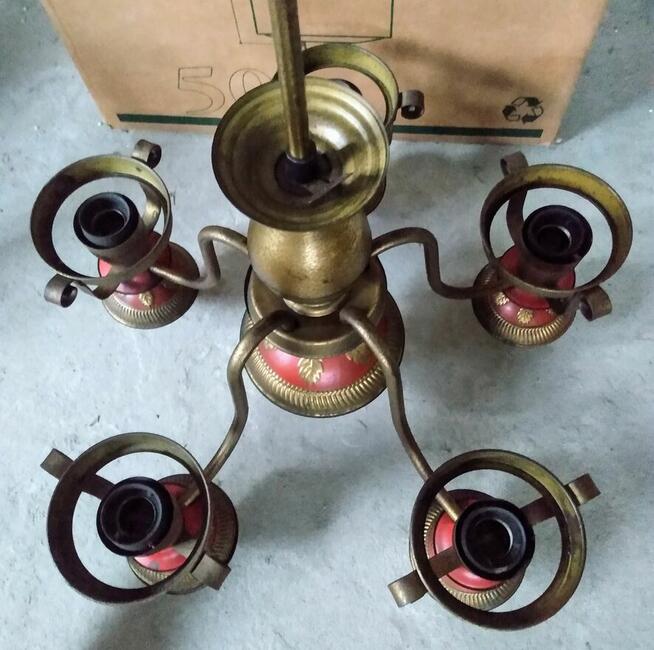 Zabytkowy żyrandol.