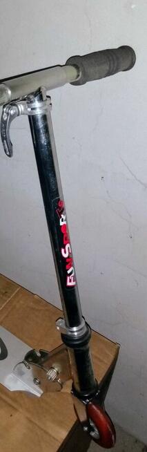 Hulajnoga uniwersalna dla dorosłych i dzieci.