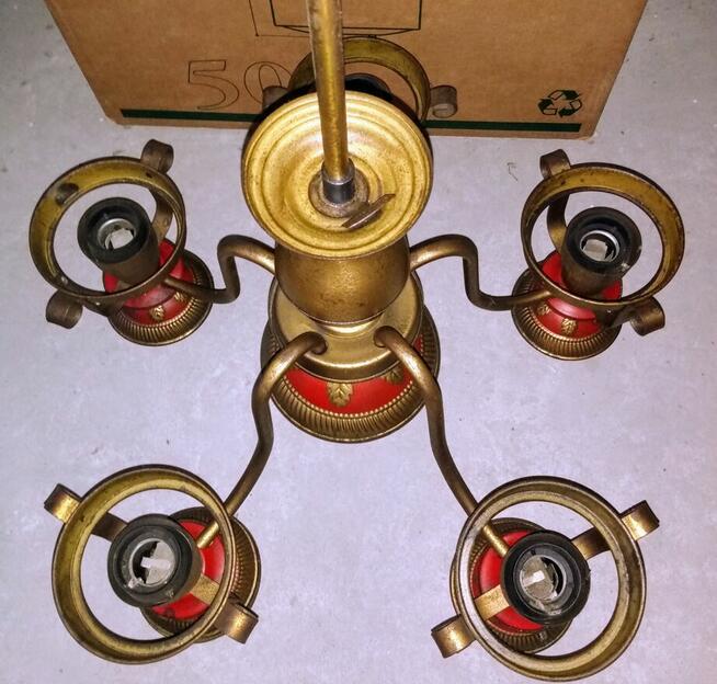 Zabytkowy żyrandol.