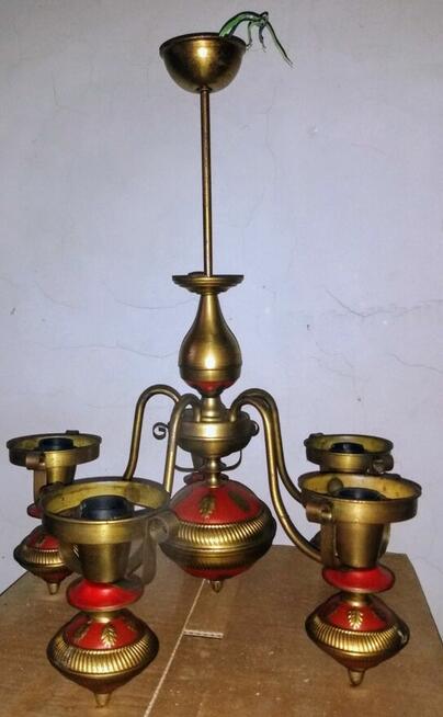 Zabytkowy żyrandol.