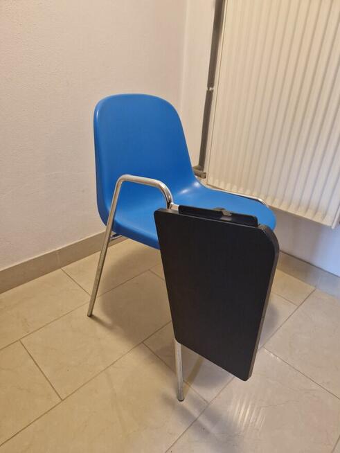 Krzesełka z pulpitami