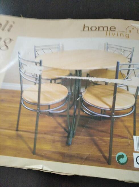sprzedam zestaw stół z krzesłami nowy.
