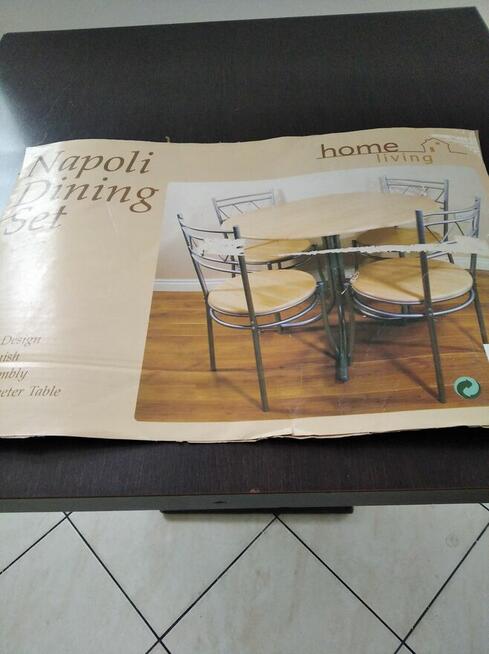 sprzedam zestaw stół z krzesłami nowy.