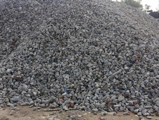 Tłuczeń Ceglany , Betonowy , Kamienny .