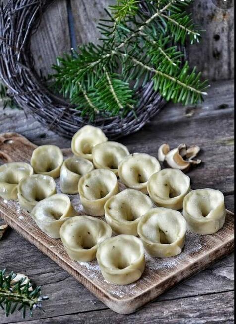 Pierogi ręcznie lepione, uszka z borowikami